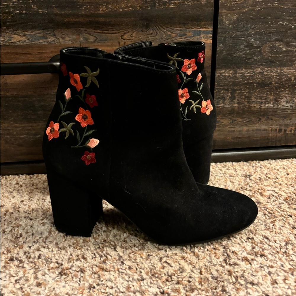 Black heeled boots with embroidered flowers, size 8